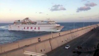 Barco choca directamente contra el puerto de Gran Canaria