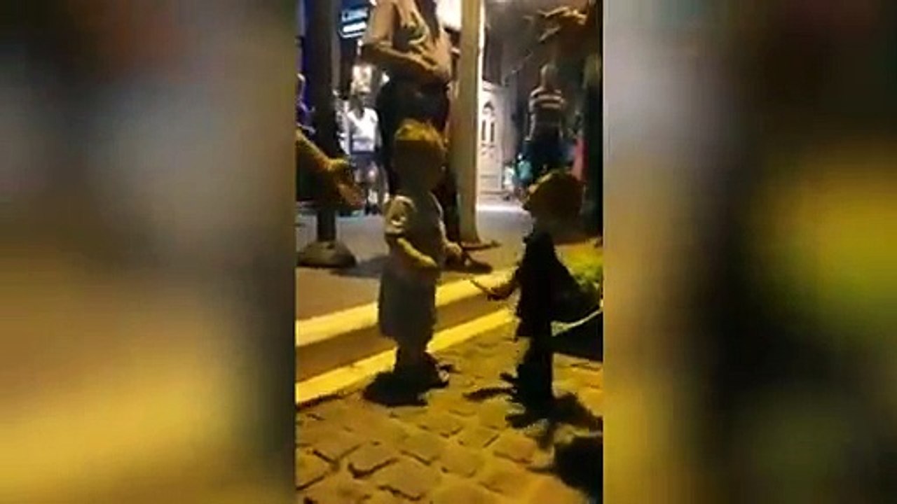 Bebé cae rendido a la magia de un títere Qué beso