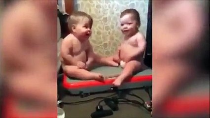 Bebés se lo pasan en grande en plataforma vibratoria