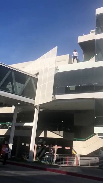 Sujeto se lanza al vacío en aeropuerto de tijuana