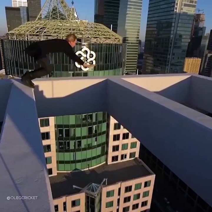 most fearless guy climibing on buildings