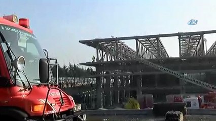 İşçiler inşaatın çatısından düştü