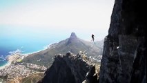 Ces alpinistes se jettent dans le VIDE du haut d'une montagne !