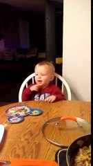 Quand bébé s'endort à table devant tout le monde...