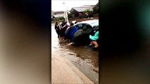 Unis ces étudiants sauvent une voiture des inondations !