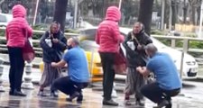 Montunu Çıkarıp Yağmur Altında Islanan Yaşlı Kadına Verdi! O Anlar Kameraya Kaydedildi
