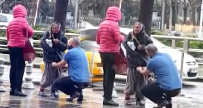 Montunu Çıkarıp Yağmur Altında Islanan Yaşlı Kadına Verdi! O Anlar Kameraya Kaydedildi