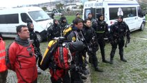 Polis aracının dereye devrilmesi sonucu kaybolan polisi denizde dalgıçlarla arama çalışmaları bu sabah başladı