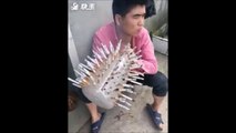 Il invente un objet pour fumer 100 cigarettes en même temps...