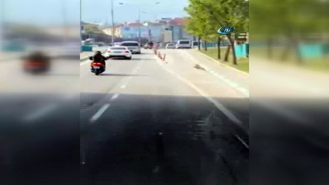 Bursa'da hayrete düşüren görüntü...Ters yöne giren otomobil trafikte geri geri böyle ilerledi