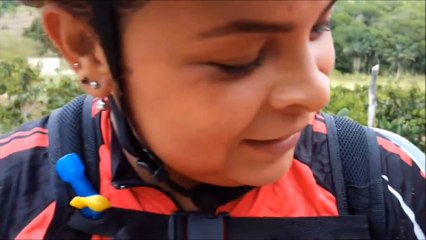 Il filme une énorme tarentule grimper sur la jambe d'un cycliste