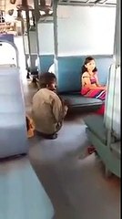 மதுரை ரயில்வே ஜங்கசனில் ரயிலில் பதிவு செய்யப்பட்ட காட்சி அவரு காசு சும்மா கேக்கல