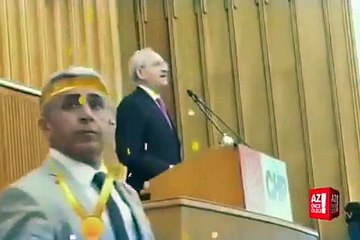 CHP'li Milletvekilinin Facebooktan Canlı Yayın Yaparken 'Face effects' Eklentisinin Açık Olduğunu Farketmemesi Sonucu Ortaya Çıkan Görüntüler