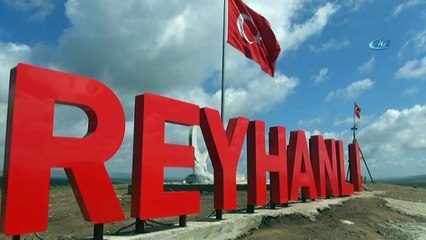 Bayrak Tepe'ye dev Türk bayrağı ve ışıklı 'Reyhanlı' tabelası