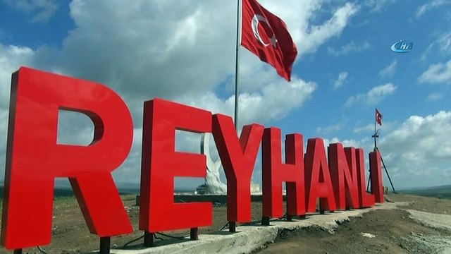 Bayrak Tepe'ye dev Türk bayrağı ve ışıklı 'Reyhanlı' tabelası