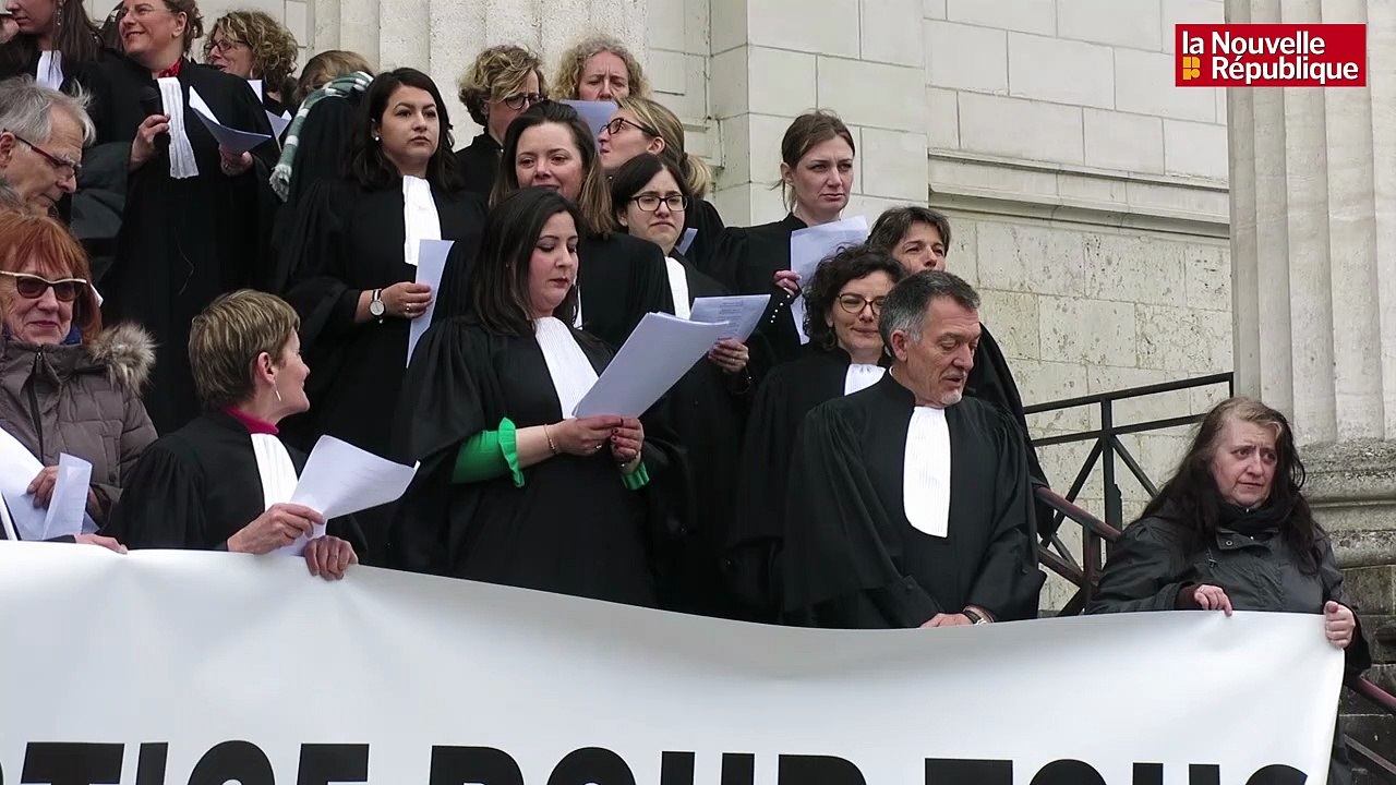 VIDEO. Blois : les professionnels de justice protestent en chanson contre la réforme annoncée