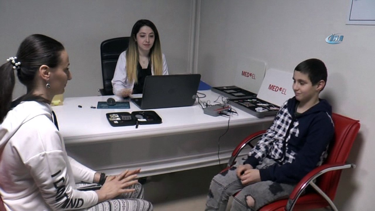 İşitme engelli çocuk ilk kez annesinin sesini duydu