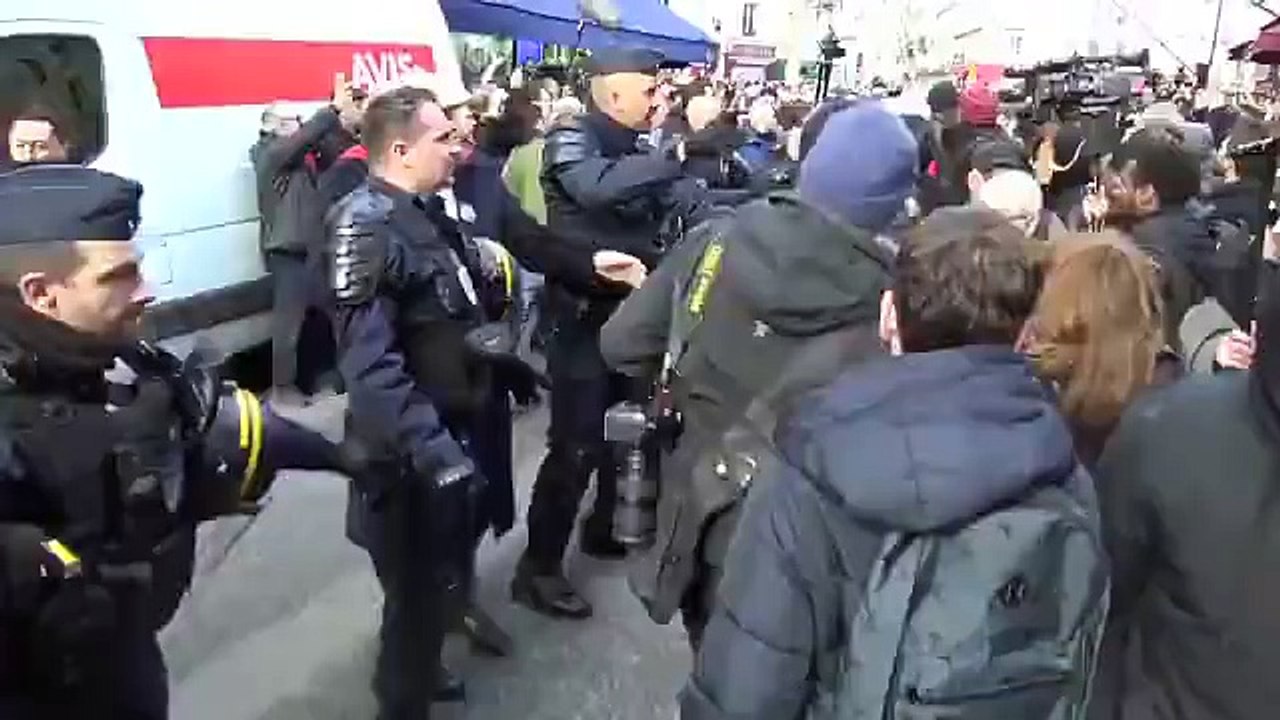 Un CRS pète un plomb et braque son arme sur un manifestant.