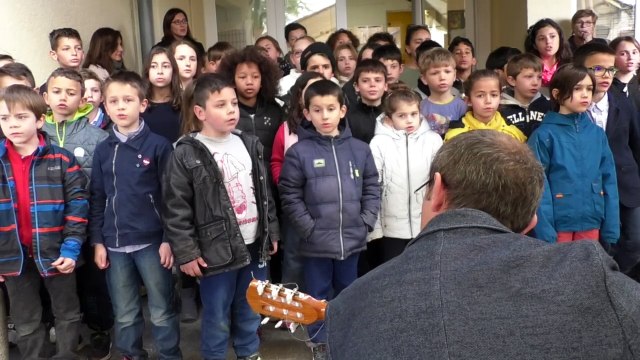 Alpes de Haute Provence : l'émouvant hommage de Daniel Spagnou, Christophe Castaner et les enfants de l’école de La Baume à Simone Veil.