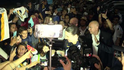 Galaxy supporters serenade Ibrahimovic upon arrival at LAX
