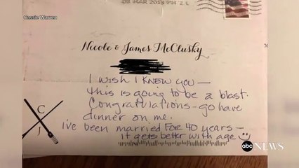 Il reçoit par erreur une invitation pour un mariage et fait une belle surprise aux mariés