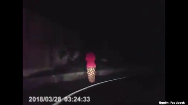 Thấy người phụ nữ đi bộ trong đêm 4 lần liền, tài xế hoảng sợ quay xe bỏ chạy