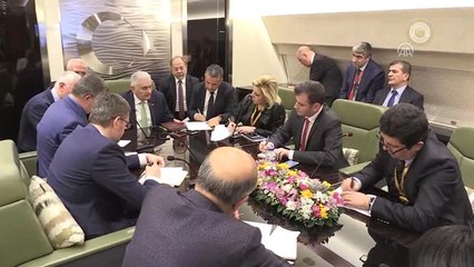 Başbakan Yıldırım, Uçakta Gazetecilerle Bir Araya Geldi