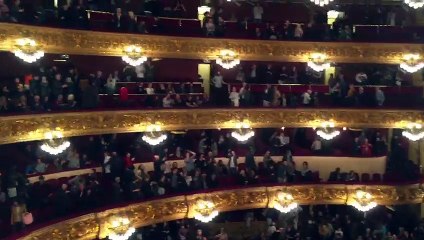 Crits per l'alliberament dels presos polítics en acabar el concert de Bob Dylan al Liceu