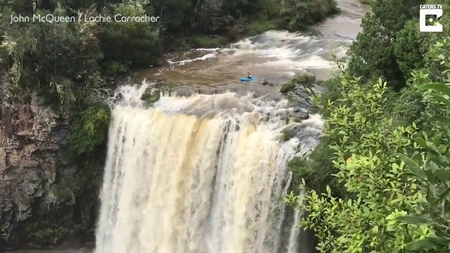Ce kayakiste se jette du haut d'une chute de 25m de haut... Dingue