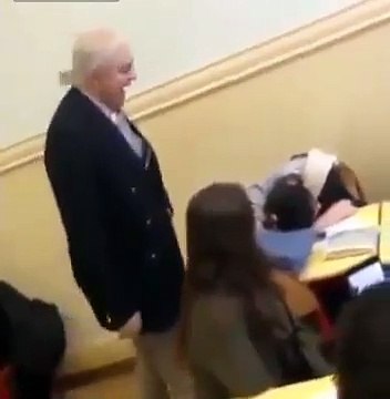 Quand un prof vient reveiller une élève endormie... Trop drole