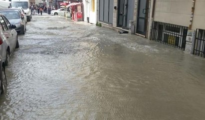Fatih'te su borusu patladı, çok sayıda evi su bastı