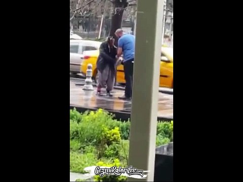 Yağmur Altında Islanan Yaşlı Kadına Montunu Vererek Hem Bizim Hem Teyzemizin İçini Isıtan Güzel Kalpli İnsan