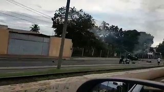 Duas pessoas morrem carbonizadas após carro colidir com poste em Juazeiro, no Ceará; Veja vídeo