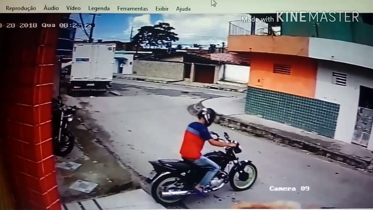 Jovem dá "voadora" em bandido para tentar escapar de assalto; Veja vídeo