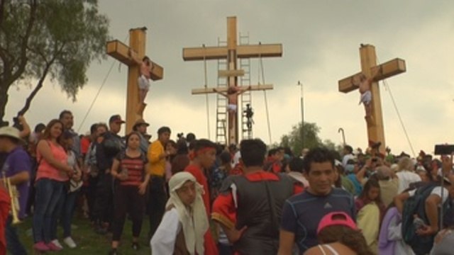 Nubes y viento aportan dramatismo a tradicional la Pasión de Cristo en México