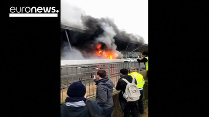 Desalojo y vuelos cancelados en Stansted por un incendio