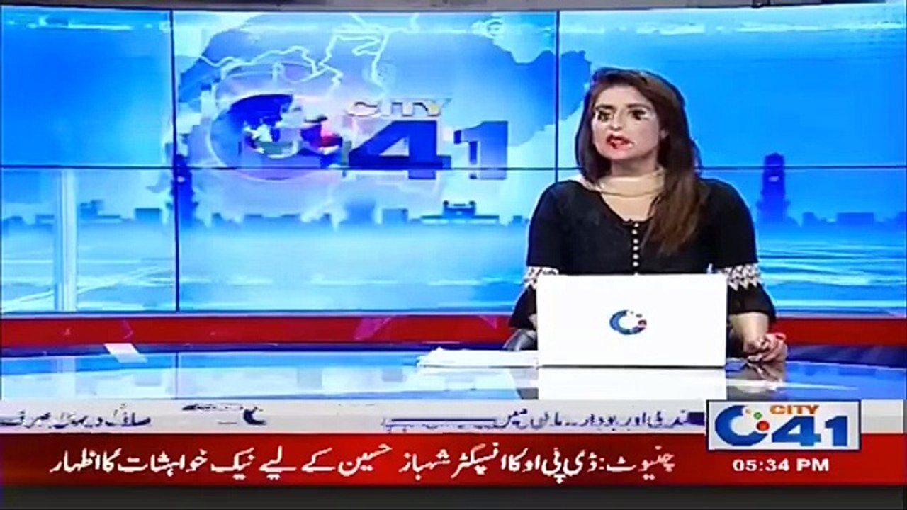 فیصل آباد میں مخدوش حال بجلی کا کھنبہ ہوا کا جھونکا برداشت نہ کر سکا ۔ ۔ ۔