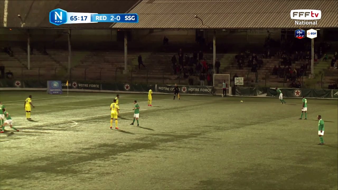 La tête de DERRIEN passe juste au dessus des buts.