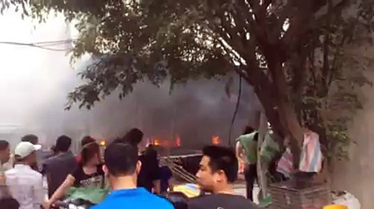 Cháy lớn tại chợ Quang, hàng trăm người hoảng loạn, bỏ chạy