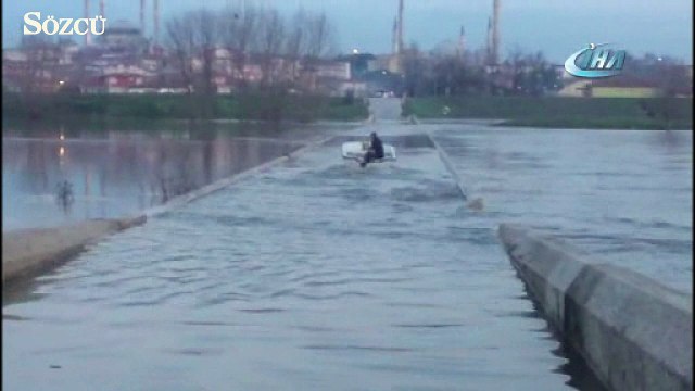 Sular altında kalan tarihi köprüde tekne turu