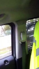 Ce conducteur furieux va etre puni par le karma... Il fait moins le malin là!