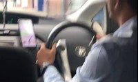 سائق مستهتر يشاهد فيلما خلال توصيل راكب