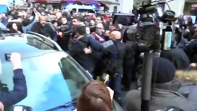 Ce CRS un peu sur les nerfs braque son arme sur un photographe