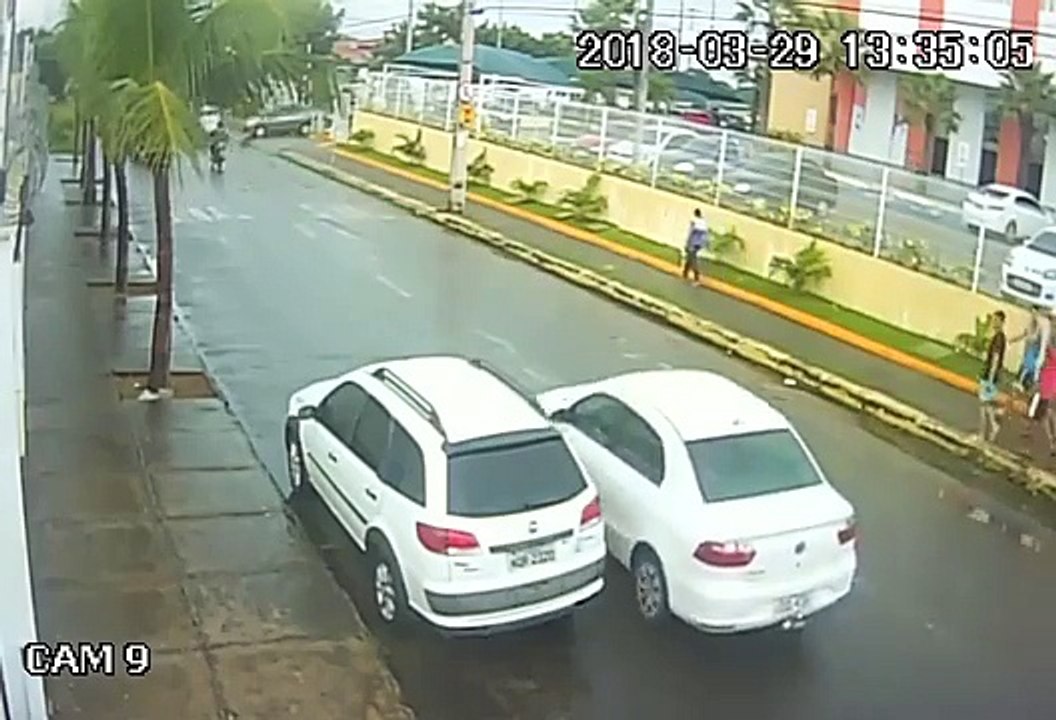 Policial quase é atropelado por ladrões de carro no bairro José Walter, em Fortaleza; Veja vídeo