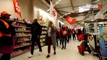 Les grévistes de chez Carrefour défilent dans leur magasin