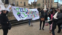 Manifestation contre les fermetures de classes