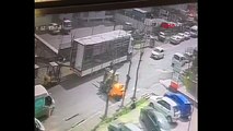 Beylikdüzü'nde korku dolu anlar! 4 tonluk makine  işçinin üzerine devrildi