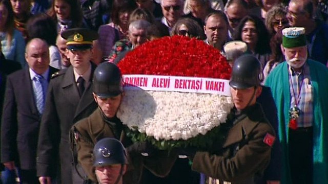 Türkmen Alevi Bektaşi Vakfı üyeleri Anıtkabir'i ziyaret etti