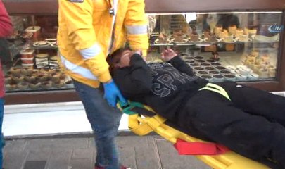 Taksim'de Dilenci Çocuk Nostaljik Tramvaydan Aşağı Atıldı