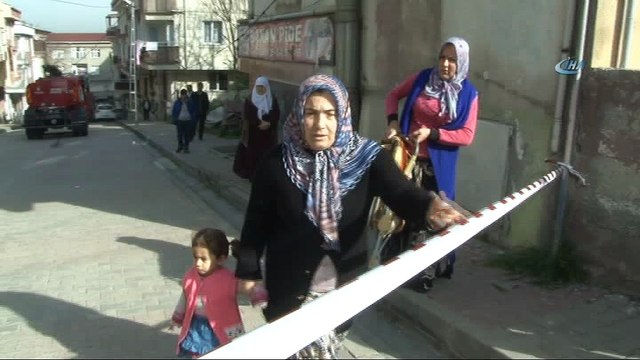 Binada oluşan çatlaklar, apartman sakinlerini sokağa döktü